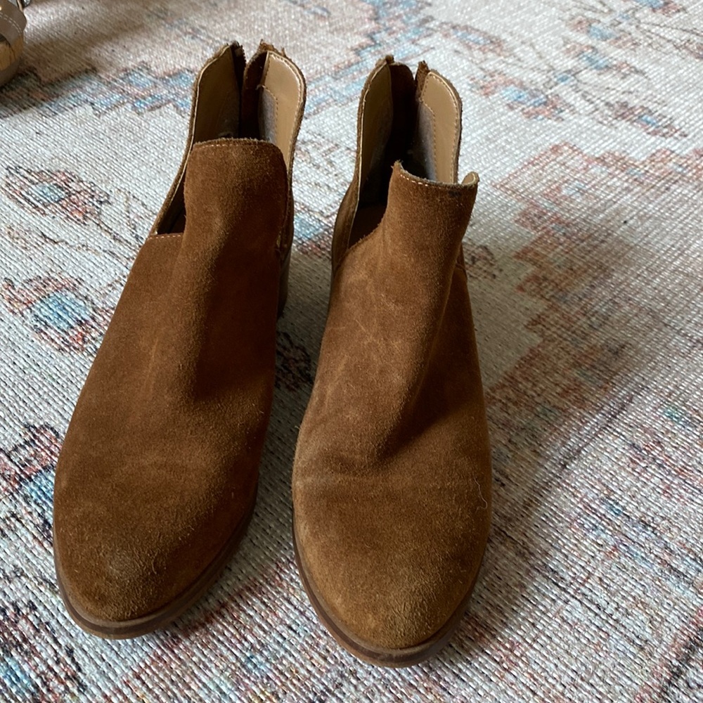Steve Madden suede zippered ankle bottoms. In excellent condition! Size 6.5